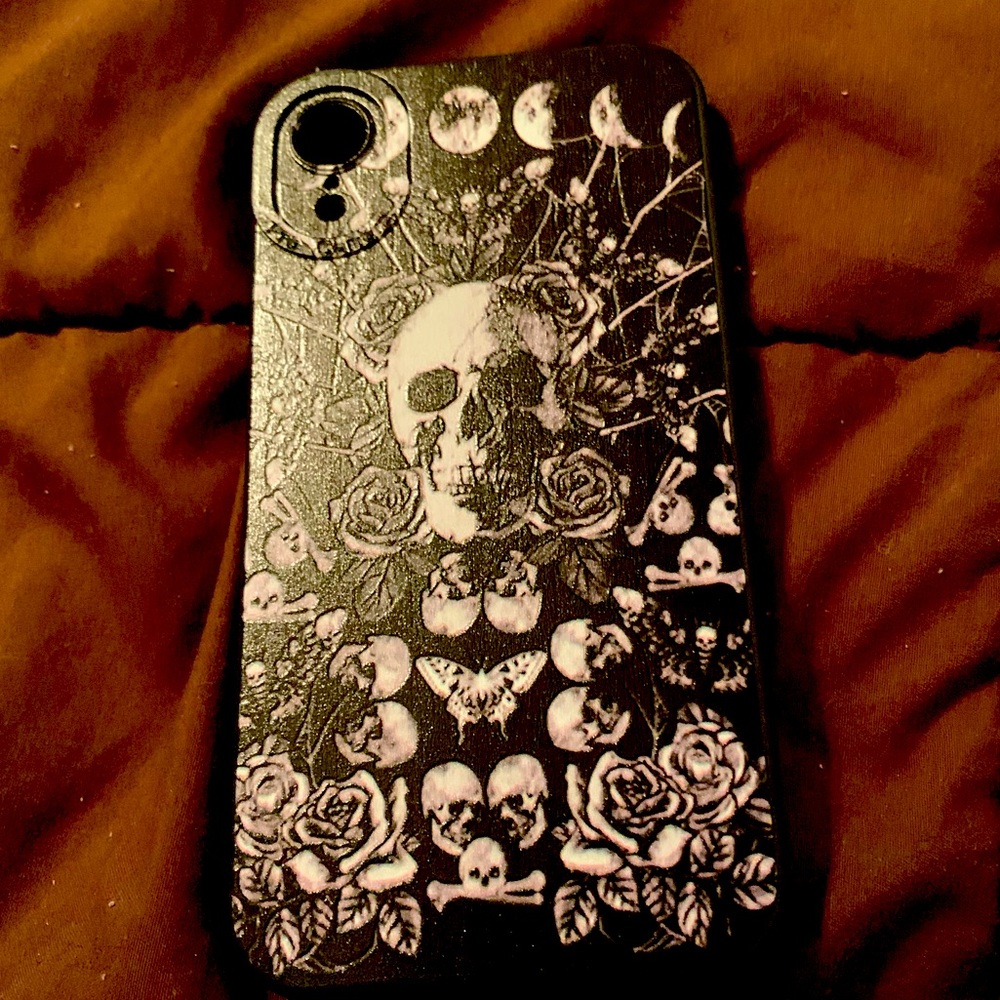 I’m selling iPhone XR phone cases. Is black with white skull